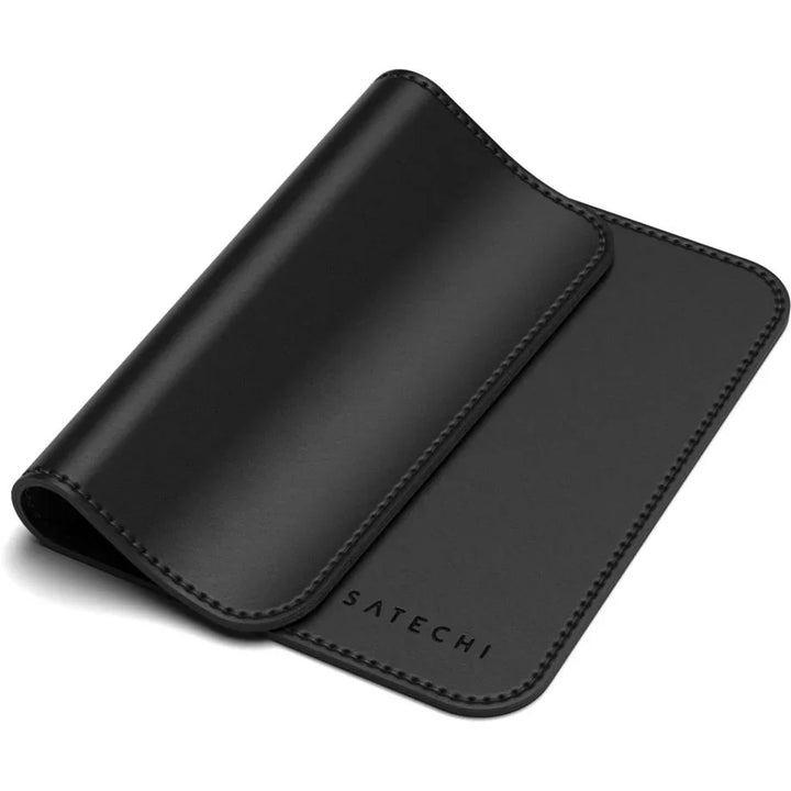 Eine elegante schwarze Lederbrieftasche mit gefaltetem Design, sichtbaren Nähten und dem auf der Oberfläche eingeprägten „Satechi“-Logo.