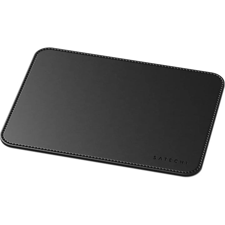 Schwarzes Ledermauspad von Satechi mit schlankem, minimalistischem Design und genähten Kanten, das moderne Eleganz und Funktionalität zur Schau stellt.
