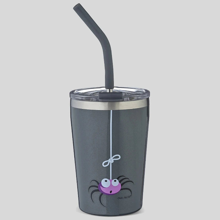 Ein grauer Becher mit einer lila Spinnengrafik, einem schwarzen Strohhalm und einem metallischen Deckel, der Spaß macht und funktional ist.